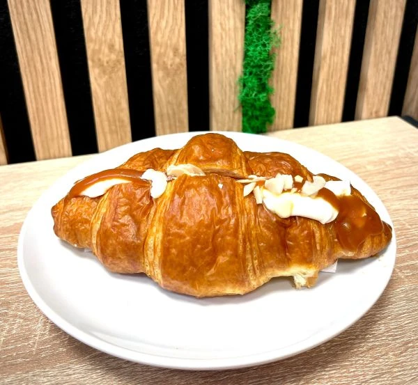 Croissant plněn&yacute; slan&yacute; karamel 