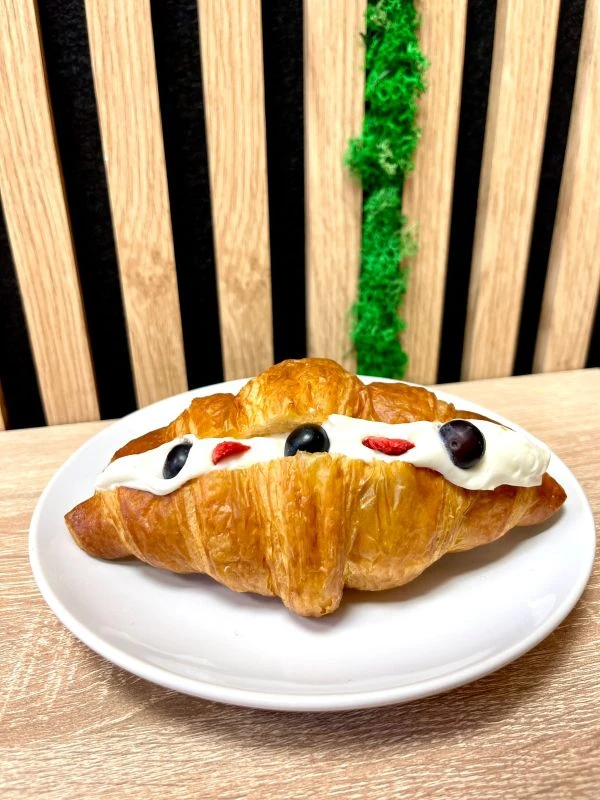 Croissant plněn&yacute; vanilkov&yacute;m kr&eacute;mem a su&scaron;en&yacute;m ovocem